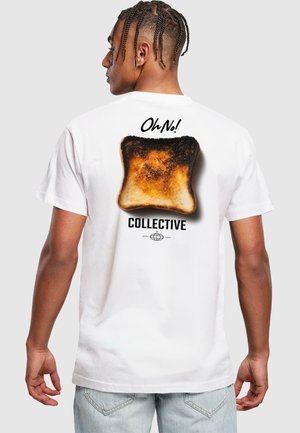 Hvid bomulds t-shirt med et grafik af brændt toast og teksten "Oh No!" ovenfor "COLLECTIVE" i sort. Casual pasform og enkelt design.