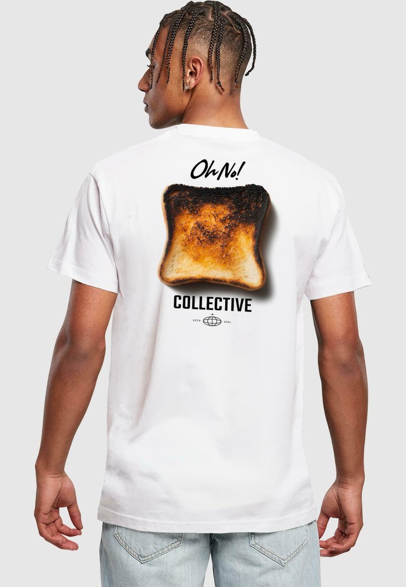 Tricou alb din bumbac cu o grafică de pâine prăjită arsă și textul "Oh No!" deasupra lui "COLLECTIVE" în negru. Croială casual și design simplu.