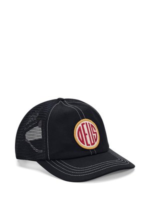Schwarze Mesh-Trucker-Kappe mit weißen Nähten und einem runden beigen Aufnäher vorne mit dem Schriftzug "DEUS" in roten Buchstaben.