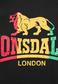 Melnas auduma T-krekls ar teksturētu, daudzkrāsainu lauvu grafiku dzeltenā, sarkanā un zaļā krāsā, ar tekstu "Lonsdale London".