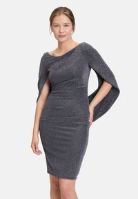 Robe métallique gris foncé avec un design ajusté, décolleté hors épaule et manches en drapé ; texture lisse avec un léger éclat.