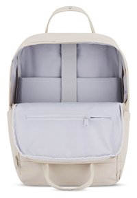 Ljusbeige ryggsäck med en slät yta, som har en dragkedjeficka och vadderade inre fack. Inkluderar ett handtag på toppen för bärande.