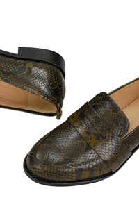 Para brązowych i czarnych mokasynów ze skóry o fakturze wzoru skóry węża, z niskimi czarnymi obcasami i beżową skórzaną wyściółką wewnętrzną.
