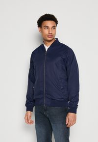 Scotch & Soda PRINTED REVERSIBLE JACKET - Chaquetas bomber - navy blue/multi-colour