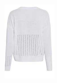Weißer Strickpullover mit einem strukturierten Design, offenen Streifen und gerippten Bündchen, lockerer Passform und weitem Ausschnitt.