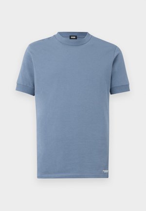 Blauwe katoenen t-shirt met een ronde halslijn, korte mouwen en een subtiele logodetail aan de onderrand. Glad textuur en eenvoudig ontwerp.