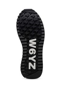 Sole in gomma nera per sneaker con un battistrada a forma di stella, scanalature texture, e il codice stampato "W6YZ" in bianco sul lato.