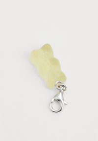 Gul silikongummibjörn charm med en krok i silvermetall. Har en slät yta och räfflade detaljer längs björnens kropp.
