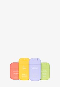 Quattro flaconi spray compatti in colori pastello: rosa, giallo, lavanda e verde. Forme lisce e arrotondate con etichette chiare.