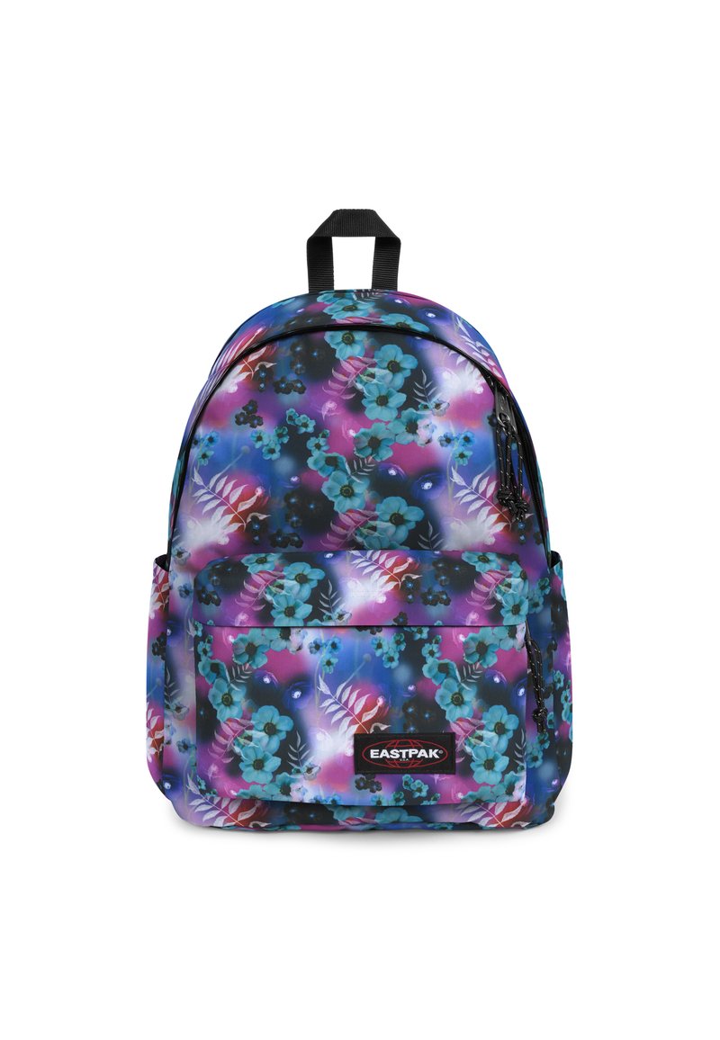 Batoh s květinovým vzorem v purpurové, modré a černé barvě. Obsahuje přední kapsu, nastavitelné popruhy a horní rukojeť. Značkové logo je viditelné.