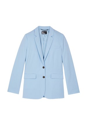 Blazer azzurro chiaro su misura con rever a incavo, due bottoni marroni, tasche con patta e taschino al petto, mostrato su sfondo bianco.
