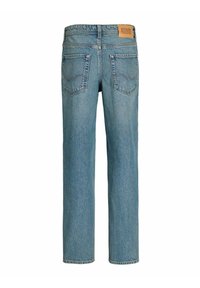 Jean en denim bleu droit avec deux poches arrière et une étiquette en cuir marron de la marque Jack & Jones sur la ceinture.