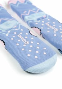 Calzini blu con una superficie testurizzata, caratterizzati da motivi rosa e blu, con grip a pois sulle suole e un logo Disney ben visibile.