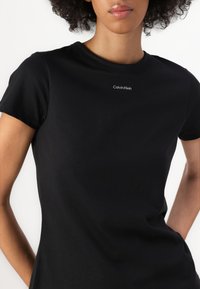 Calvin Klein NANO LOGO SLIM - Jednoduché tričko - black