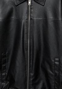Černá kožená bunda s límcem, středním stříbrným zipem, vodorovným švem přes hruď a svislými bočními kapsami.