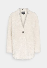 Hvid imiteret pelsjakke med krave, lange ærmer og enkelt knaplukning. Blød, struktureret overflade med afslappet pasform.