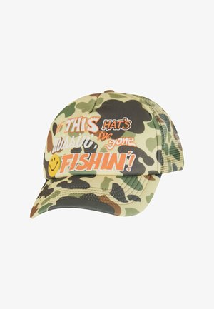 Kšiltovka v camouflage designu v odstínech zelené a hnědé, s grafickým textovým designem v oranžové a bílé barvě, doplněná ikonou usmívající se tváře.