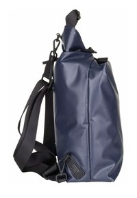 Borsa impermeabile di colore blu navy, con una forma rettangolare elegante. Presenta una tracolla staccabile, una clip laterale e un dettaglio in pelle con logo.