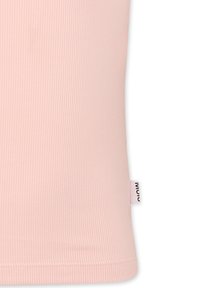 Top rosa a coste realizzato in un tessuto elasticizzato, con scollatura a girocollo e un piccolo etichetta attaccata alla cucitura laterale.