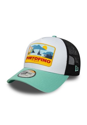 Gorra trucker de malla blanca y negra con visera verde menta, mostrando un parche colorido de Portofino, Italia, con un velero, sol y edificios costeros.
