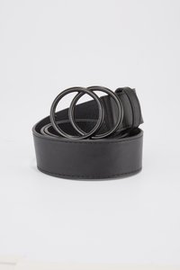 Cinturón de cuero negro con una textura suave, que presenta tres anillos metálicos circulares interconectados como hebilla. El ancho es constante en toda su longitud.