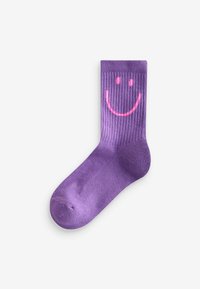 Lila Baumwollsocke mit gerippter Textur, die ein pinkes Smiley-Gesicht-Design zeigt. Die Höhe reicht bis zur Mitte der Wade und hat eine nahtlose Zehenabschluss.