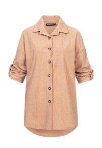 Beige cordfløyelskjorte med krage, knappestolpe foran og oppbrettede ermer. Har vertikale riller og rundet kant med en litt lengre bakside.