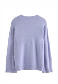 Lichtpaarse wollen trui met een ronde hals, verlaagde schouders en geribde manchetten en zoom. Zachte textuur en ontspannen pasvorm.