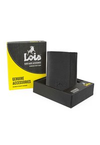 Cartera de cuero negra colocada en una caja negra con una tapa amarilla y gris. La caja presenta el logo "Lois" y texto sobre accesorios genuinos.