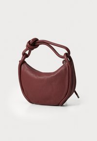 Bolso de piel burdeos con forma redondeada, que presenta un asa anudada y cierre de cremallera, textura suave y un detalle de costura sutil.