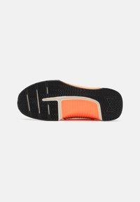 Sål med struktureret sort gummi, som har en orange mellemsål og et buet design. Bemærkelsesværdig fiskebensmønster på sålen.