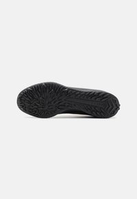 Suola di scarpa atletica nera con superficie texture, caratterizzata da un motivo a tassello geometrico per aderenza e stabilità. Materiale in gomma liscia.