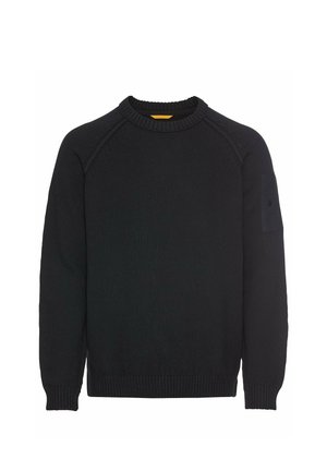 Pull en tricot noir avec un col rond, des poignets et un ourlet côtelés. Présente une poche plaquée avec un détail de bouton sur la manche gauche. Texture douce.