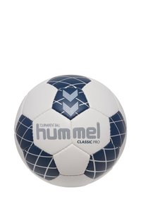 Vit och marinblå fotboll med hexagonala paneler, som har en texturerad yta och ett geometriskt mönster. "Hummel Classic Pro"-logotypen visas.