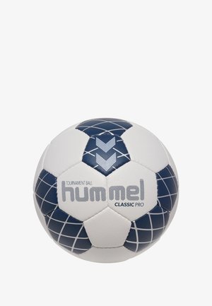 Balón de fútbol blanco y azul marino con paneles hexagonales, que presenta una superficie texturizada y un patrón geométrico. Marca "Hummel Classic Pro" exhibida.