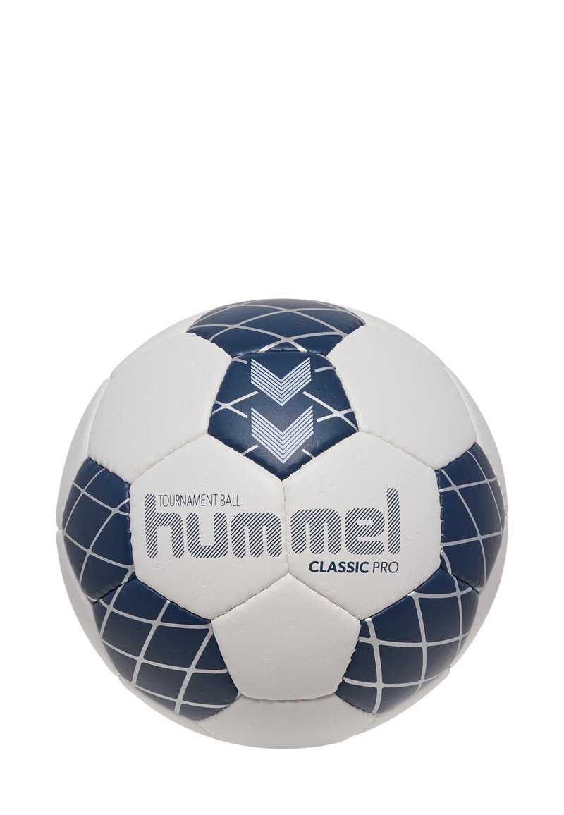 Vit och marinblå fotboll med hexagonala paneler, som har en texturerad yta och ett geometriskt mönster. "Hummel Classic Pro"-logotypen visas.