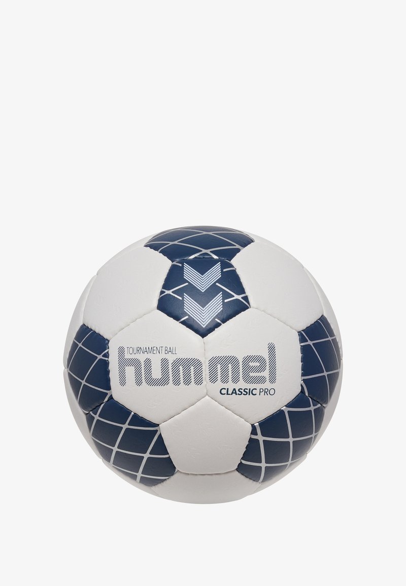 Pallone da calcio bianco e blu navy con pannelli esagonali, caratterizzato da una superficie texturizzata e un motivo geometrico. Marchio "Hummel Classic Pro" in evidenza.