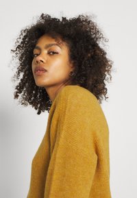 Vero Moda VMCREWLEFILE VNECK  - Camisola - chai tea melange