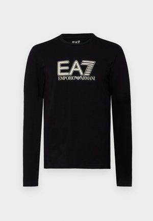 Maglietta nera a maniche lunghe in cotone. Presenta un logo EA7 bianco e oro sul petto. Collo rotondo e design aderente.