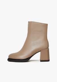 Ausgewählt, beige