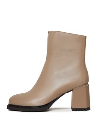 - Ankle boot