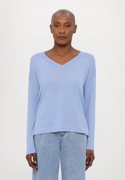 Pull bleu clair à manches longues et décolleté en V, à coupe décontractée, fabriqué en doux tissu, avec un ourlet arrière légèrement plus long et des accents côtelés.