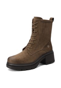 Stivaletti in suede marrone con tacco a blocco, lacci frontali e linguetta. Superficie testurizzata e suola in gomma robusta.