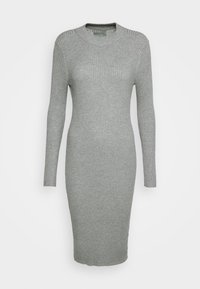 Robe en tricot côtelé gris clair avec des manches longues et un col rond, présentant des détails subtils aux épaules et une silhouette ajustée.