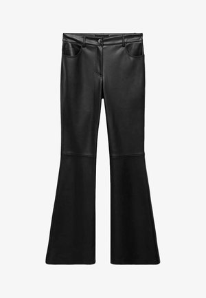 Pantalons évasés en simili cuir noir avec une texture lisse, une taille haute, des poches avant et une fermeture éclair. Présente des détails de couture sur les jambes.