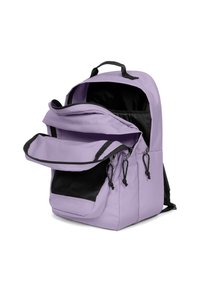 Lila ryggsäck med svarta detaljer, försedd med flera fack med dragkedja, ett meshnätfack och ett handtag på toppen för enkel bärning.