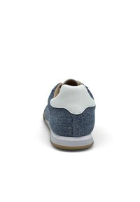 Denim sneaker met een witte leren hiel, ronde vorm, gestructureerde stof en een beige rubberen zool. Beschikt over een zachte binnenvoering.