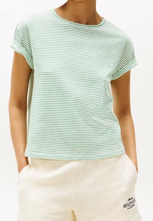 Zielono-biała koszulka w paski z okrągłym dekoltem i podwiniętymi rękawami, wykonana z miękkiego materiału, o luźnym kroju.