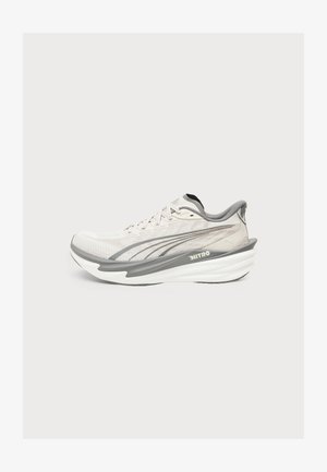 Puma DEVIATE NITRO 4 - Laufschuh Trail - alpine snow/slate sky