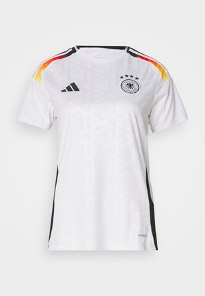 Biała koszulka sportowa z geometrycznymi wzorami, czarnymi i kolorowymi paskami na ramionach, logo Adidas oraz herb niemieckiej federacji piłkarskiej.